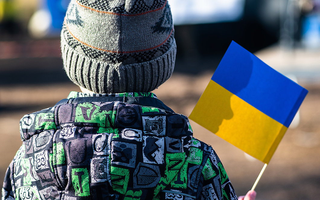 Foto von einem Kind mit einer Ukraine Flagge